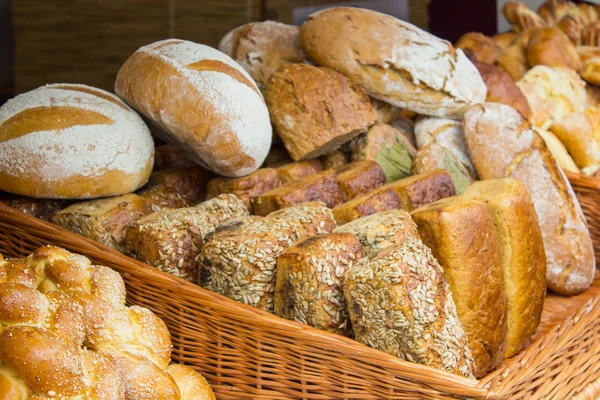 Свежеиспеченные традиционные буханки ржаного хлеба на стойле — стоковое фото