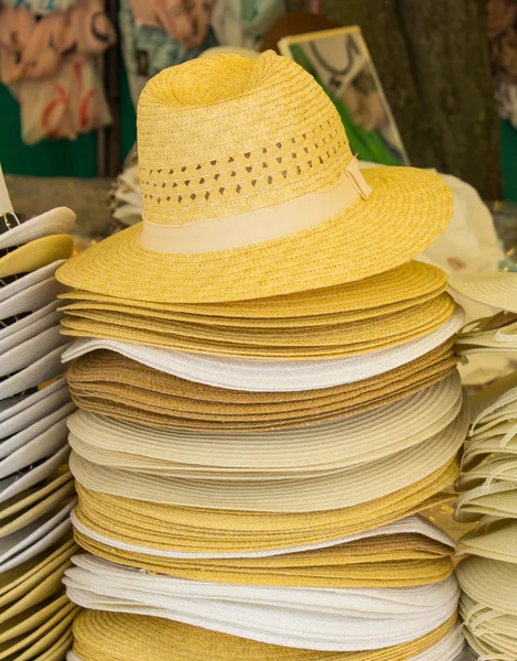 Колекція солом'яних капелюхів ручної роботи на підставці — стокове фото