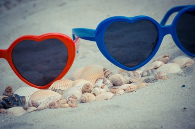 Vintage Fotoğraf, yığın kabukları ve kum plaj üzerinde güneş gözlüğü