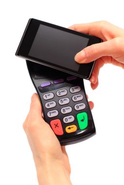 El kadının Nfc teknoloji üstünde hareket eden telefon ile ödeme