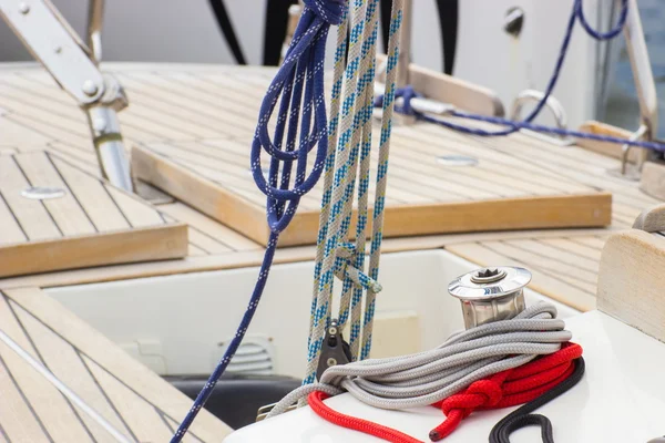 Yachting, corda colorida no veleiro, detalhes do iate — Fotografia de Stock