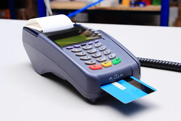 付款终端用信用卡在店里的桌子上 — 图库照片