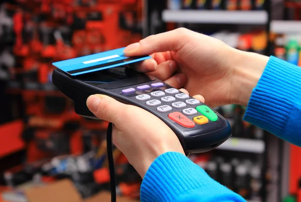 Hand of woman paying with contactless credit card, NFC technology — Stock Photo, Image