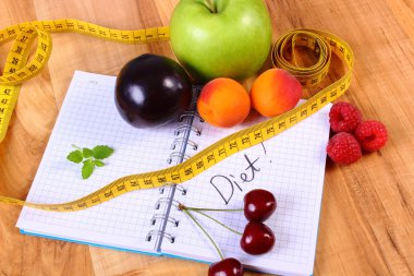 Meyve ve santimetre ile defter, zayıflama ve sağlıklı gıda