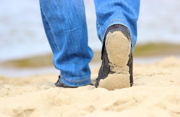 Gambe di donna sulla spiaggia in estate — Foto Stock