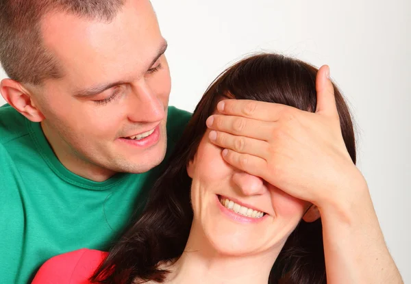 Mann verdeckt Augen der Frau zur Überraschung — Stockfoto