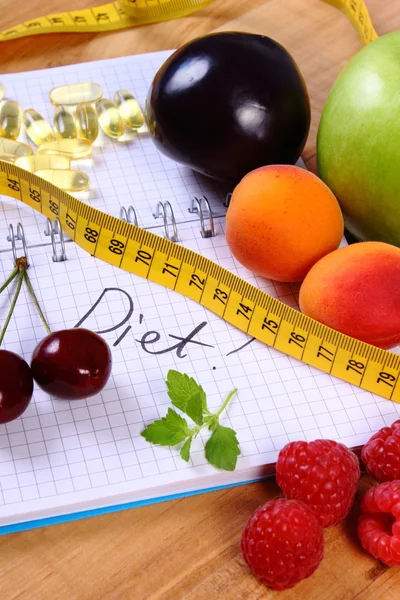 Owoce, tabletek suplementów i centymetr z notebooka, odchudzania i zdrowego jedzenia — Zdjęcie stockowe