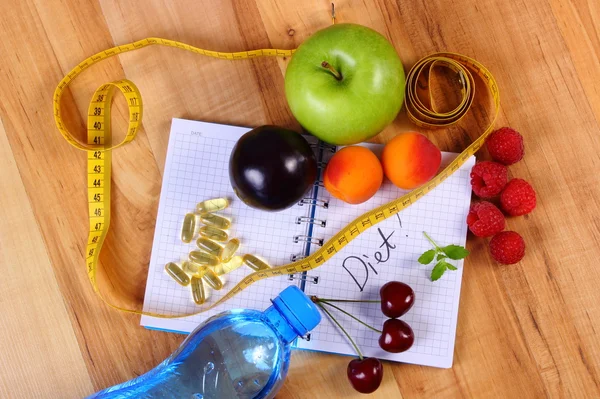 Fruits, suppléments de comprimés et centimètre avec ordinateur portable, minceur et aliments sains — Photo