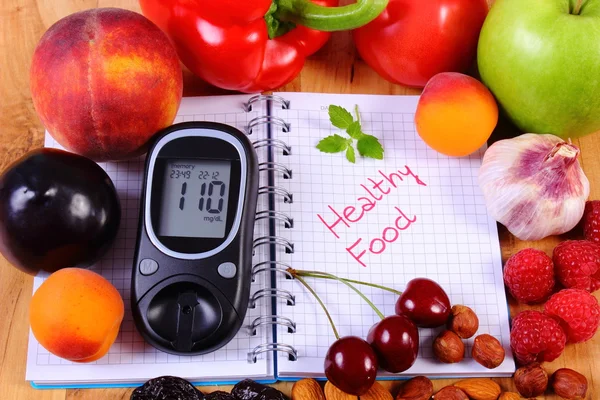 Frutas y verduras con glucosímetro y cuaderno para notas, alimentos saludables, diabetes — Foto de Stock