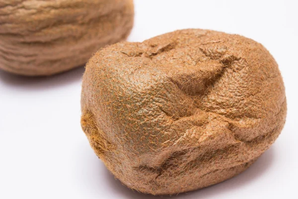 Beyaz arka plan üzerinde şımarık kivi