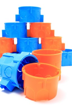 Beyaz zemin üzerine mavi ve turuncu elektrik kutuları