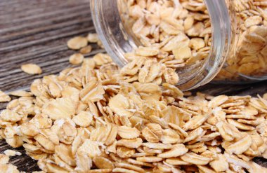 Ahşap zemin üzerine kavanoz dışarı dökülmesini yulaf gevreği