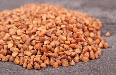 Karabuğday kabuğu çıkarılmış tane çimento yapısı üzerinde yığını