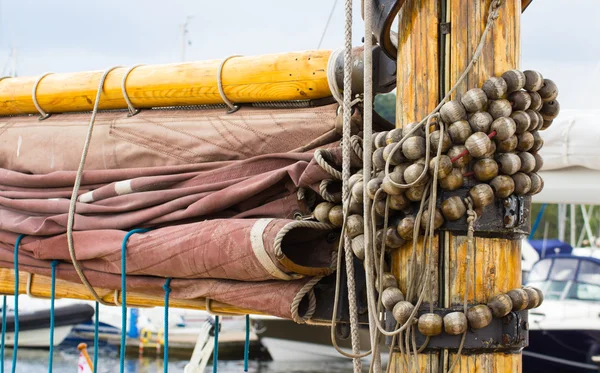 Yachting, delar av gamla trä segelbåt i hamn i segling — Stockfoto