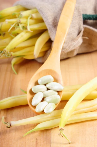 Sementes e amontoado de feijão amarelo em saco de juta, alimentos saudáveis — Fotografia de Stock