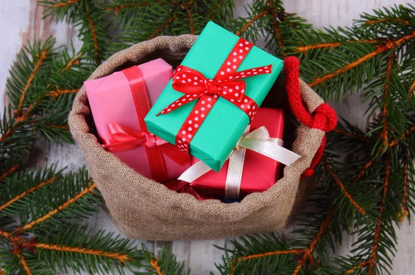 Verpakt geschenken in jute zak voor Kerstmis of andere viering — Stockfoto