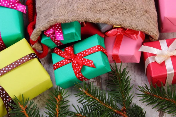 Τυλιγμένα δώρα σε γιούτα τσάντα για τα Χριστούγεννα ή άλλη γιορτή — Φωτογραφία Αρχείου