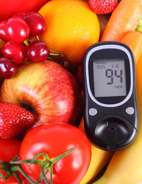 Glucometro con frutta e verdura, alimentazione sana, diabete — Foto Stock