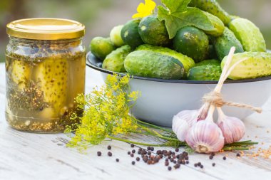 Salatalık metal gövde, dekapaj baharatlar ve masada salatalık turşusu kavanoz
