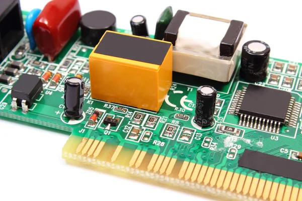 Placa de circuito impreso sobre fondo blanco, tecnología — Foto de Stock