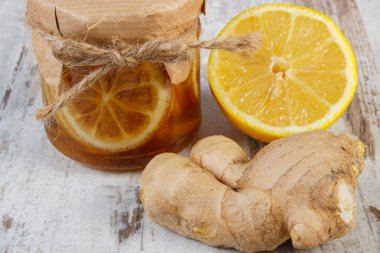 Taze limon, bal ve zencefil üzerinde ahşap masa, sağlıklı gıda
