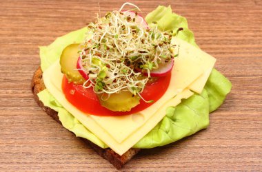 Yonca ve turp lahanası kaşık ve vejetaryen sandviç üzerinde