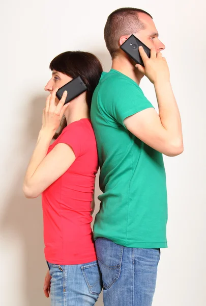 Mulher e homem falando no celular — Fotografia de Stock