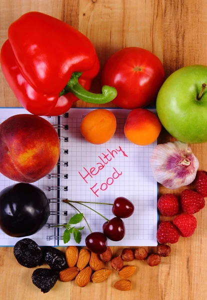 Frutas y verduras con cuaderno, adelgazamiento y alimentos saludables — Foto de Stock