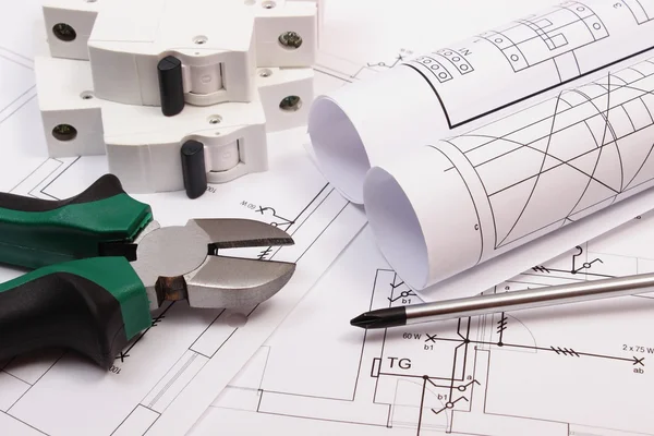Arbetsredskap, elektrisk säkring och rullar av diagram på konstruktion ritning av huset — Stockfoto