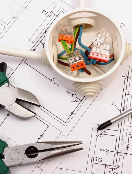 Herramientas de trabajo y caja eléctrica con cables en la construcción dibujo de la casa — Foto de Stock