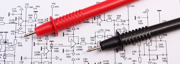 Diagramm der elektronischen Leiterplatte und Multimeterkabel — Stockfoto