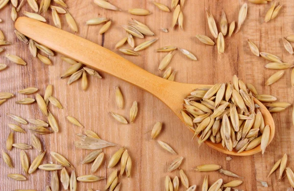 Granos de avena ecológicos en cuchara de madera, nutrición saludable —  Fotos de Stock