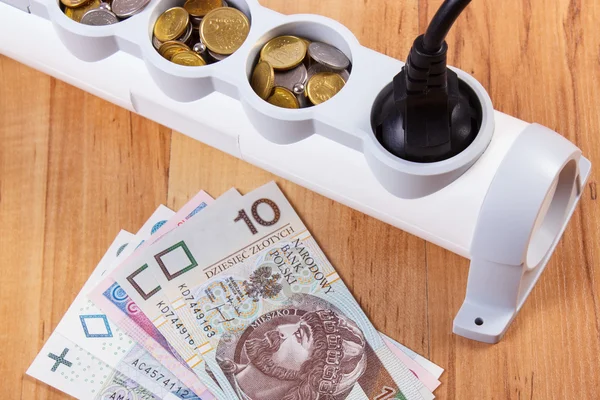 Elektrische stekkerdoos met aangesloten plug en Pools munt geld, energiekosten — Stockfoto