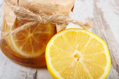 Taze limon ve bal ahşap masa, sağlıklı yiyecek ve beslenme