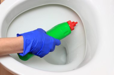 El mavi eldiven klozet Temizleme içinde kadın