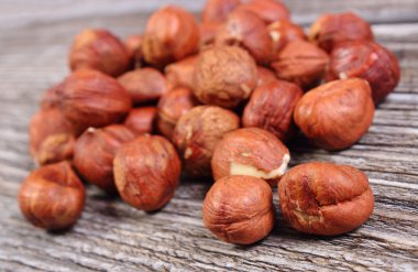 Ahşap masa üzerinde kahverengi fındık yığını