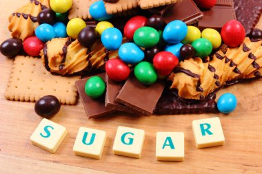 Bir sürü ahşap yüzey, sağlıksız gıda word şekerli tatlılar