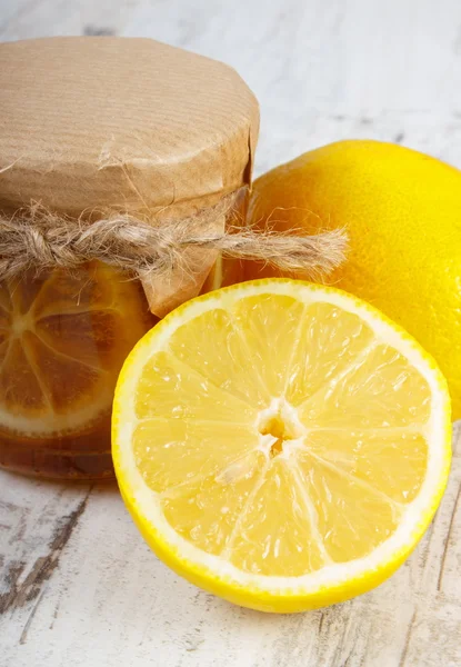 Свежий лимон и мед на деревянном столе, здоровая пища и питание — стоковое фото