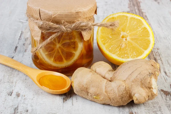 Taze limon, bal ve zencefil üzerinde ahşap masa, sağlıklı beslenme