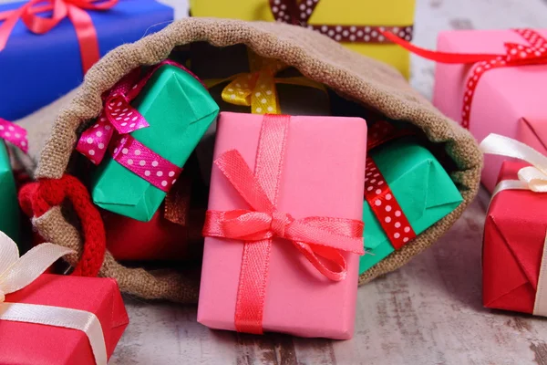 Inslagna presenter i jute väska för jul eller annat firande — Stockfoto