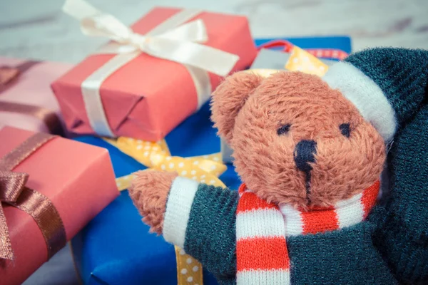 Ročník fotografické, medvídek s barevnými dárky k Vánocům či jiné oslavy — Stock fotografie