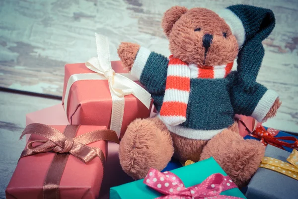 Ročník fotografické, medvídek s barevnými dárky k Vánocům či jiné oslavy — Stock fotografie