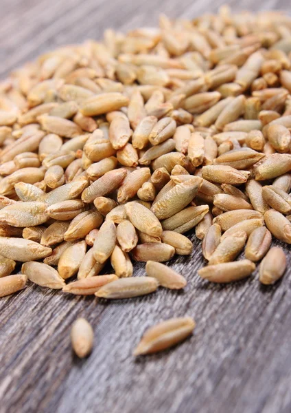 Montón de grano de centeno sobre fondo de madera —  Fotos de Stock