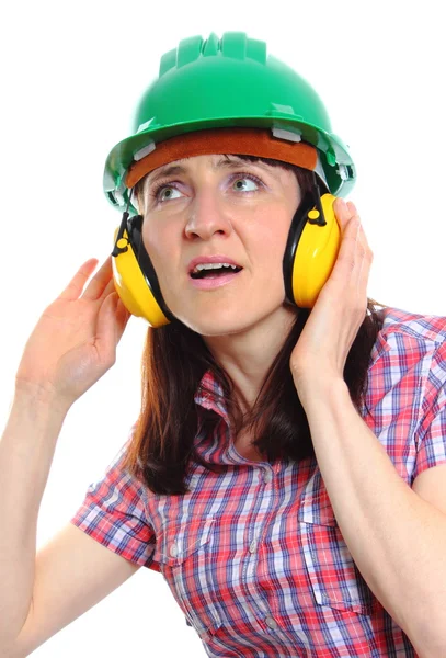 Koruyucu kask ve kulaklıklar giyen kadın