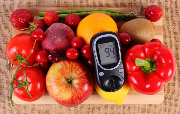 Glucometer con frutas y verduras, nutrición saludable, diabetes —  Fotos de Stock