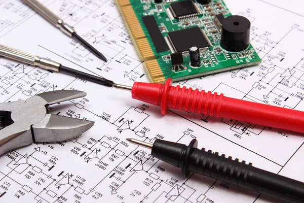 Carte de circuit imprimé, outils de précision et câble de multimètre sur le diagramme de l'électronique — Photo