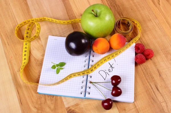 Fruits et centimètre avec carnet, minceur et aliments sains — Photo