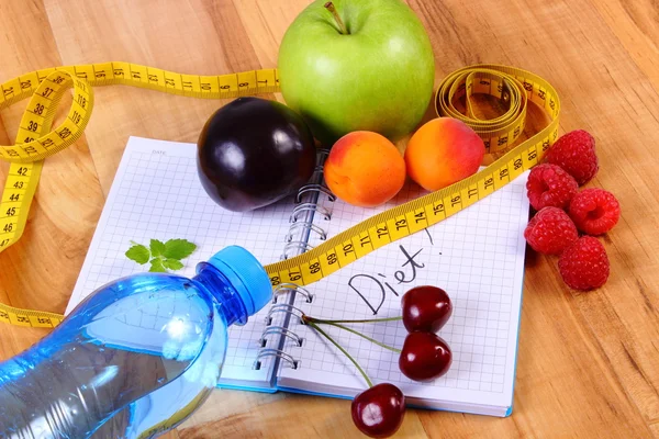 Früchte und Zentimeter mit Notizbuch, Schlankheits- und gesundes Essen — Stockfoto