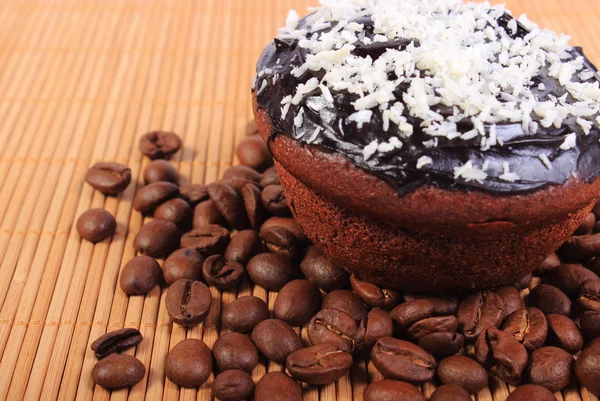 Muffins de chocolate com coco dessecado e grãos de café — Fotografia de Stock