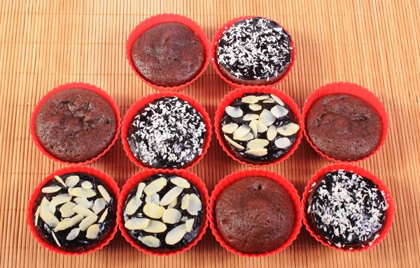 Muffins au chocolat à la noix de coco desséchée et aux amandes — Photo